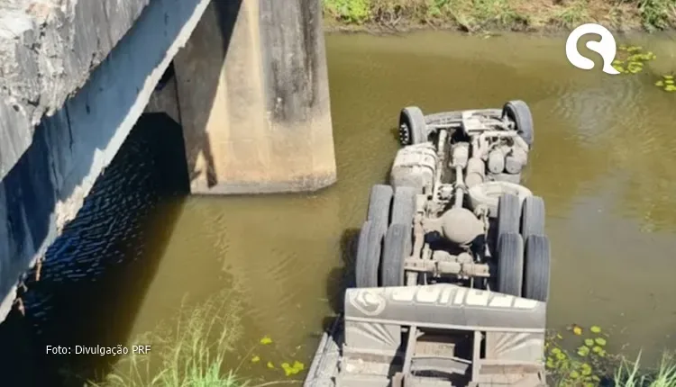Caminhão sai da pista e cai de ponte no interior do Ceará