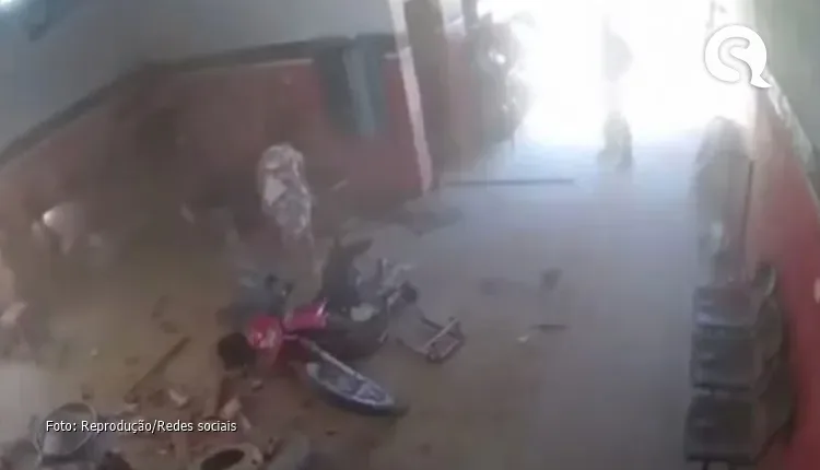 Homem desmaia após pneu explodir dentro de borracharia