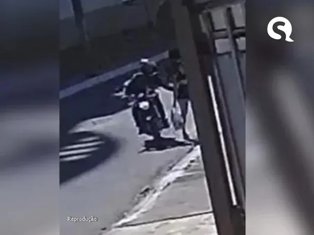 Vídeo. Motociclista seguiu mulher antes de passar a mão nela