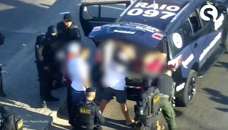 Quarteto é encontrado com drogas, arma e celulares