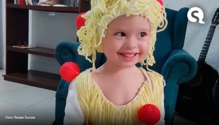 Menina viraliza ao ir fantasiada de macarronada para a escola