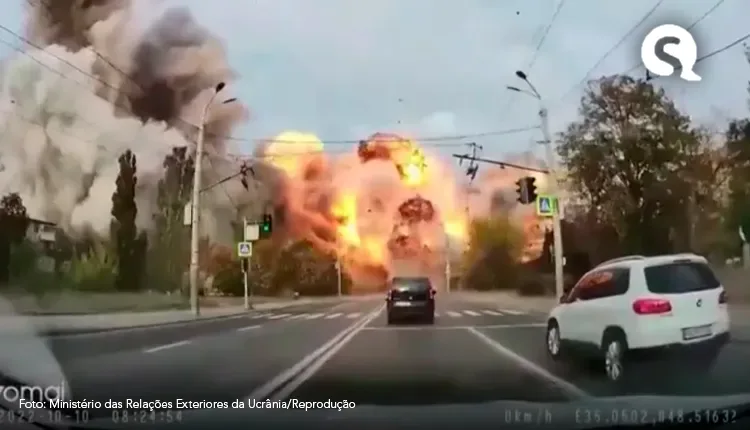 Vídeo de câmera veicular mostra grande explosão na Ucrânia