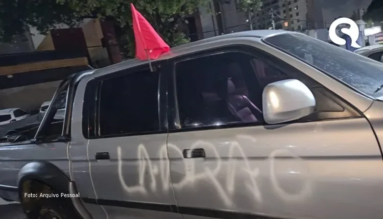 Carro com bandeira de Lula é pichado em Fortaleza