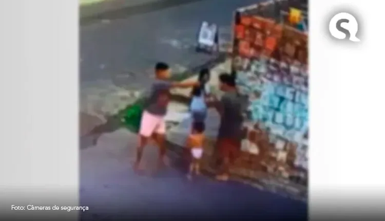 Jovem é assassinado a tiros na frente de duas crianças em rua de Fortaleza