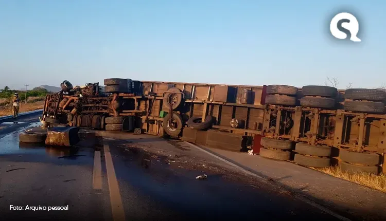 Colisão entre carro e carreta deixa motorista morto na BR 222, no interior do Ceará