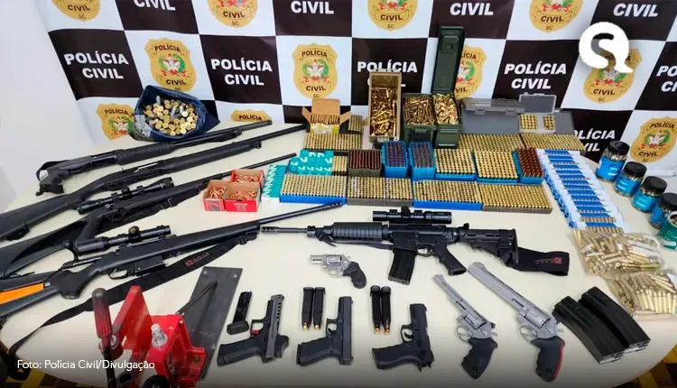 Dupla suspeita de envolvimento em bloqueio ilegal em SC é presa com 11 armas, incluindo fuzis, e R$ 125 mil