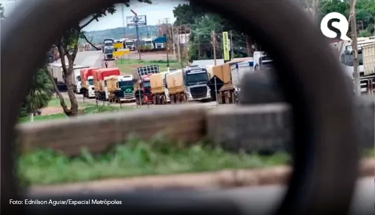 Caminhoneiros voltam a fazer bloqueios em rodovias federais