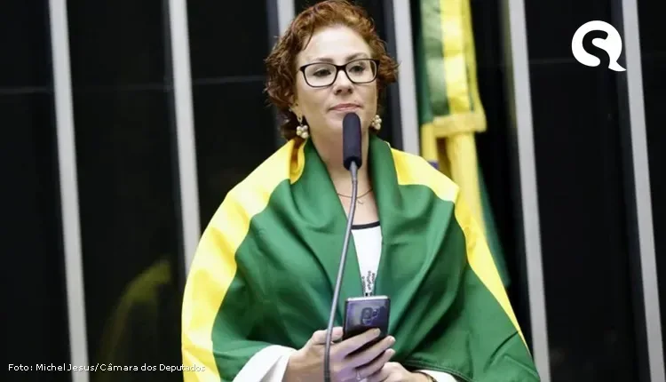 Condenada e fora do país, Carla Zambelli adota estratégia de exílio político e busca reaproximação com Bolsonarismo radical