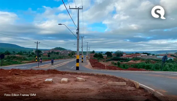 Via de acesso a ponto turístico em Barbalha tem postes no meio da pista