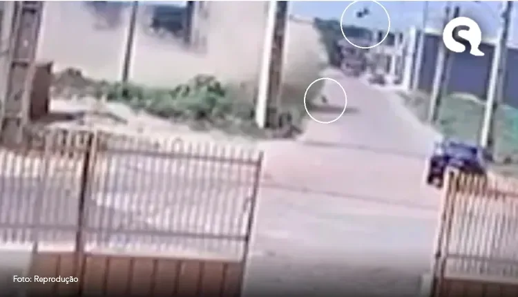 Duas pessoas são arremessadas e morrem após carro capotar três vezes em acidente no Ceará