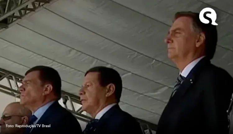 Após reclusão, Bolsonaro participa de evento militar no Rio; acompanhe