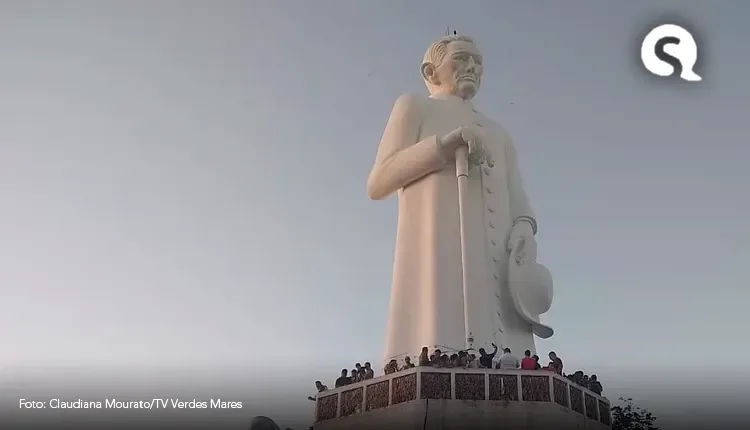 Romaria de finados reúne cerca de 400 mil fiéis que tentam tocar túmulo de padre Cícero em busca de milagres