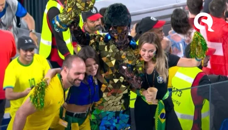 Eduardo Bolsonaro aparece no estádio durante jogo Brasil x Suíça na Copa do Qatar