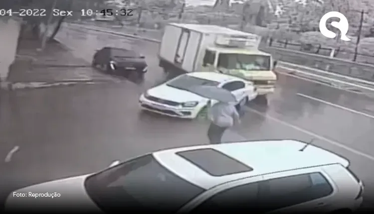 Vídeo: idosa é arremessada por carro após colisão com caminhão em Juazeiro do Norte, no Ceará; vítima sobreviveu