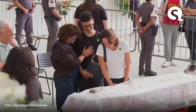 Filho único de Gal Costa chega a velório em São Paulo