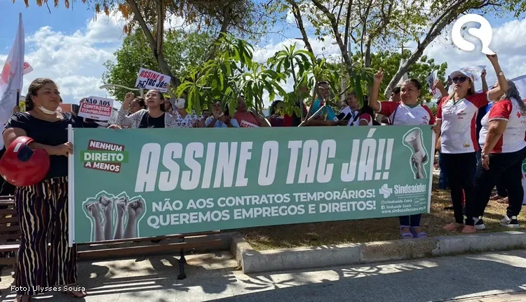 Servidores da Santa Casa de Sobral protestam para Dom Vasconcelos assinar Termo de Ajustamento de Conduta