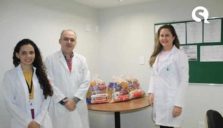 Paciente atendida na Oncologia doa cestas básicas para o Programa Onco do Bem da Santa Casa de Sobral