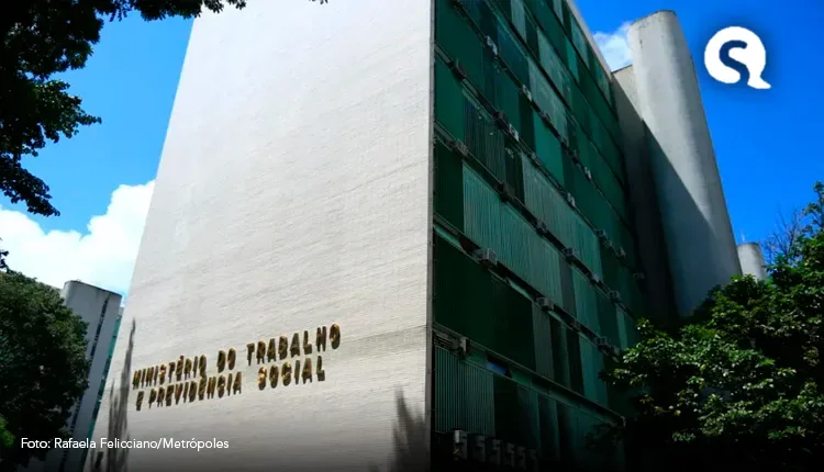 Não é momento para reforma da Previdência, diz Pimentel na transição