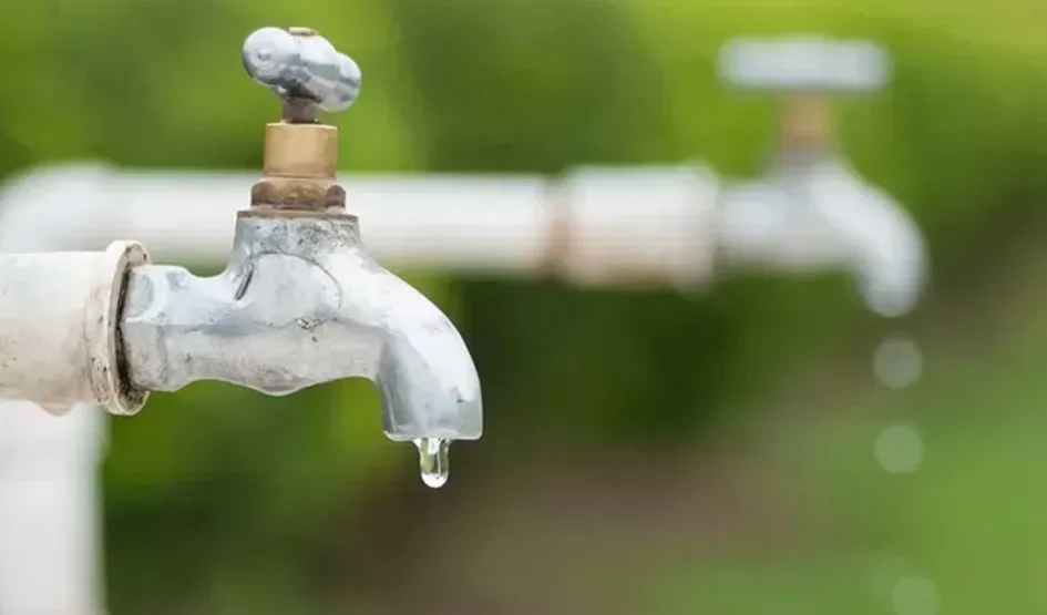 Vazamento em adutora afeta abastecimento de água em diversos bairros de Sobral