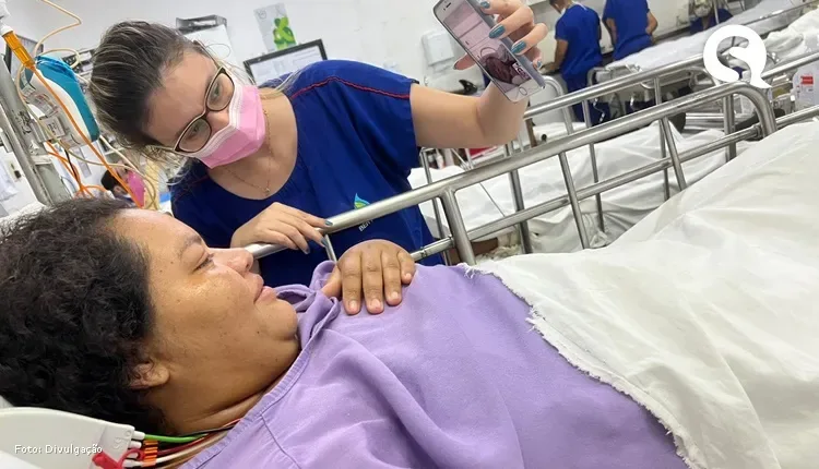 Profissionais da UTI da Santa Casa de Sobral viabilizam videochamada para mãe internada conhecer o filho