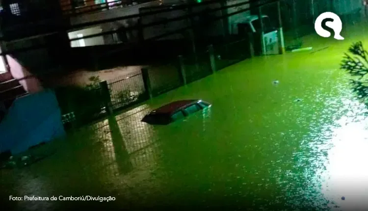 Chuva causa mortes, deixa carros submersos e bloqueia rodovias de SC