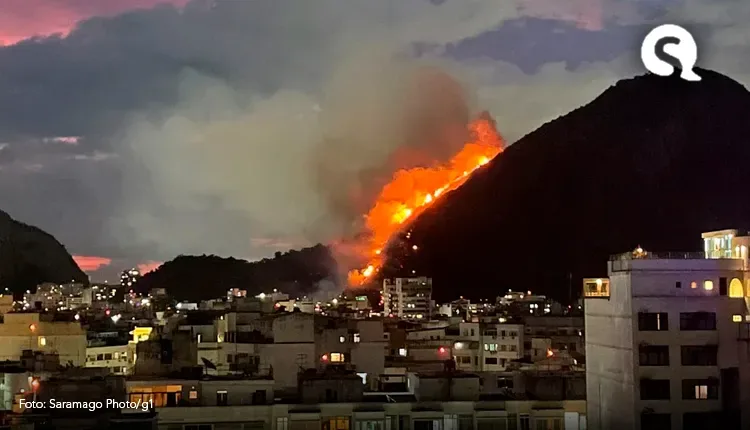 Incêndio em região de mata em morro em Copacabana é controlado