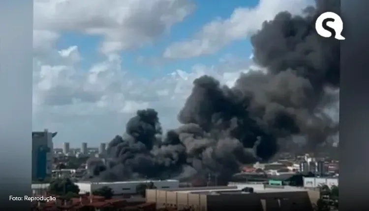 Incêndio de grandes proporções atinge loja de eletrodomésticos em Fortaleza