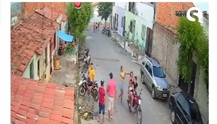 Influencer derruba mulher e criança de moto em movimento em Sobral