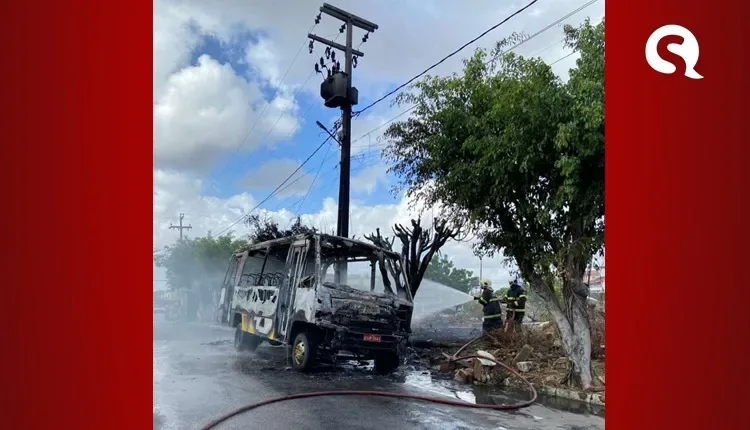 Bombeiros apagam incêndio em ônibus escolar em Amontada