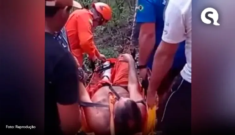Bombeiros realizam operação de cerca de 5h para resgatar idoso que fraturou a perna em serra no interior do Ceará