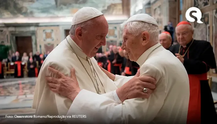 Papa Francisco pede para que fiéis orem por Bento XVI que ‘está muito doente’