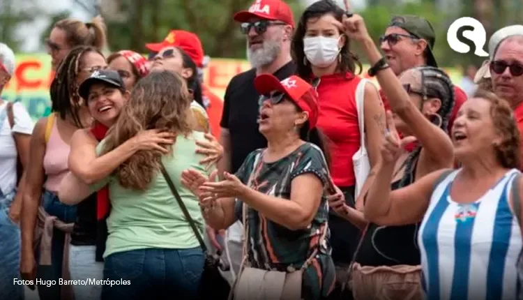 Vídeo: apoiadores gritam por Lula em hotel na véspera da posse