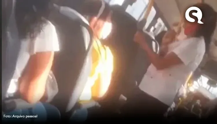 Passageiros fazem amigo oculto em ônibus e vídeo viraliza