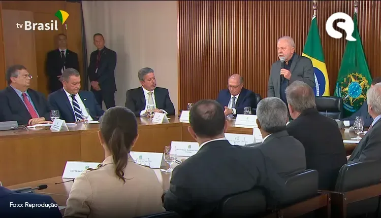 ‘Não vamos permitir que a democracia escape das nossas mãos’, diz Lula em reunião com governadores