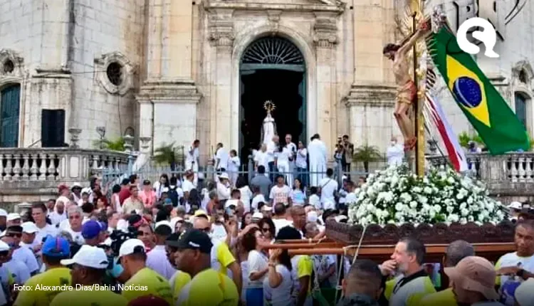 Devotos se reúnem para a Lavagem do Bonfim em Salvador