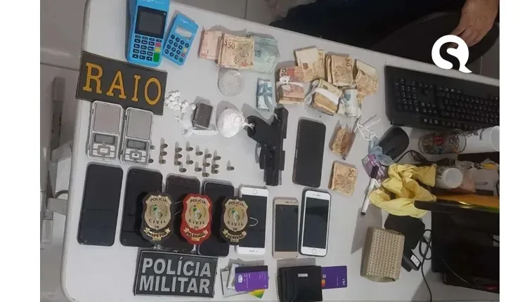 Pai e filho são detidos com arma, drogas e material de tráfico em Camocim