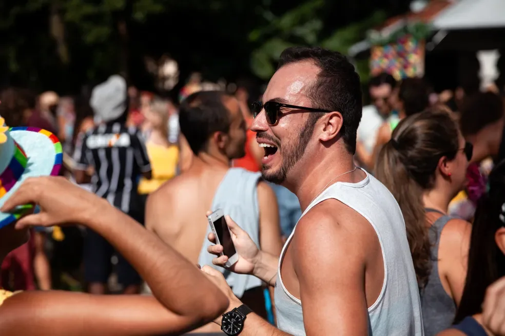 Celular no bloco de carnaval: como cuidar do aparelho antes, durante e depois da folia (se der ruim)