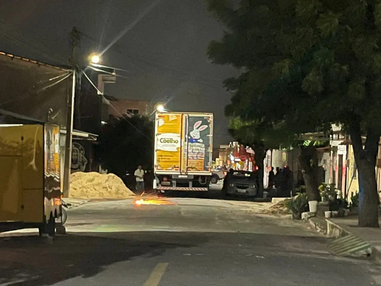 Caminhão derruba fios de alta tensão e rua é interditada no centro de Itarema