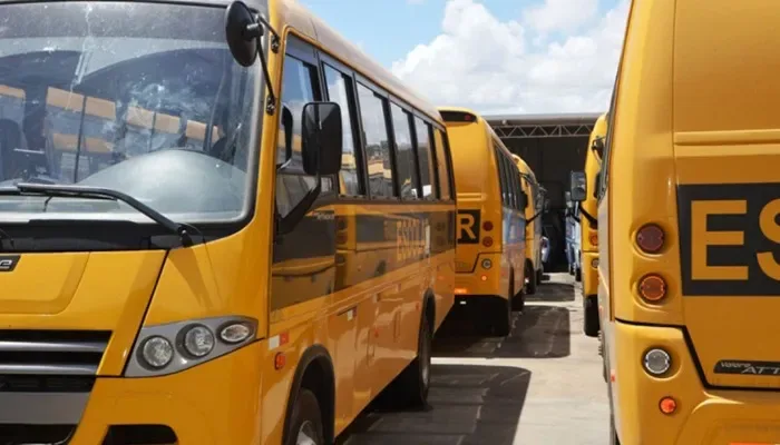 MPCE firma acordo para Prefeitura de Redenção implantar serviço de transporte escolar no prazo de 90 dias