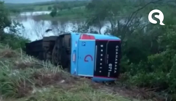Motorista perde controle de ônibus, e veículo cai em ribanceira no Ceará