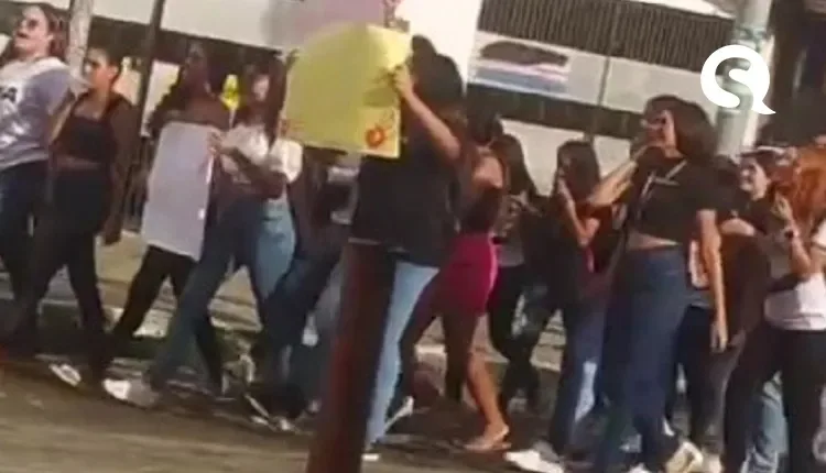Estudantes fazem manifestação contra assédio sexual de professores em escola de Paraipaba