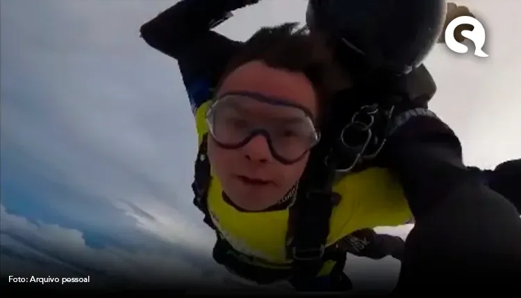 Jovem com síndrome de Down emociona família com salto de paraquedas em Fortaleza