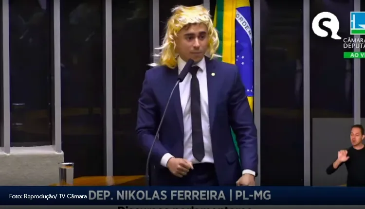 Nikolas Ferreira veste peruca na Câmara e diz: “Mulheres estão perdendo espaço para homens que se sentem mulheres”