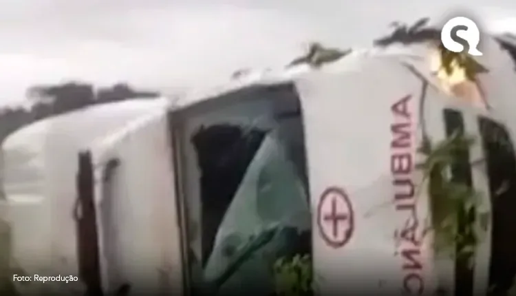 Ambulância com paciente sai da pista e tomba em dia de chuva em Tauá