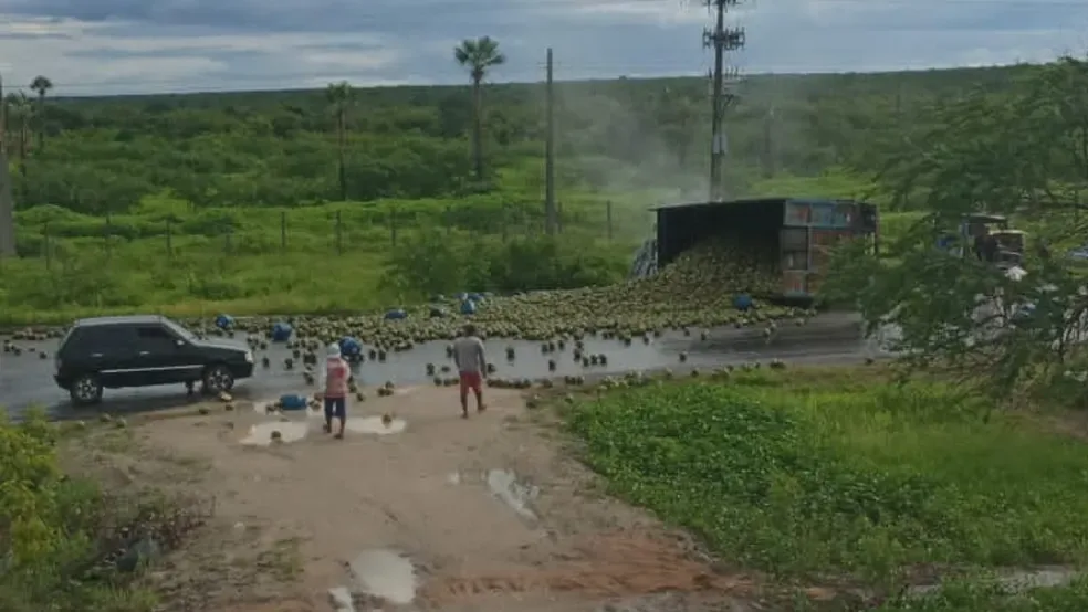 Colisão entre caminhões deixa uma pessoa morta e duas gravemente feridas no Ceará