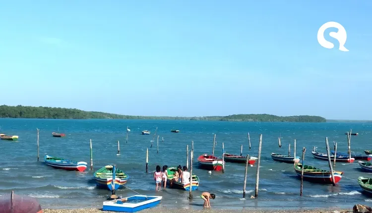 Tripulante some de embarcação no Rio Coreaú em Camocim