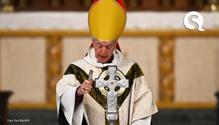 Papa Francisco doa dois pedaços da cruz de Jesus Cristo para coroação de rei da Inglaterra