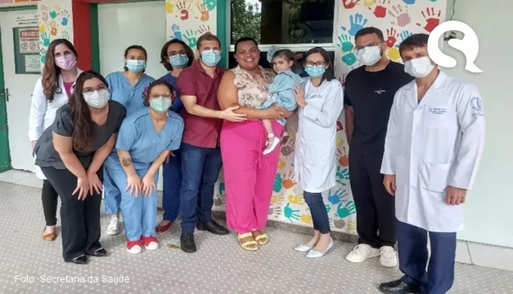 Menina de 4 anos recebe novo coração e deixa hospital após 1 ano internada