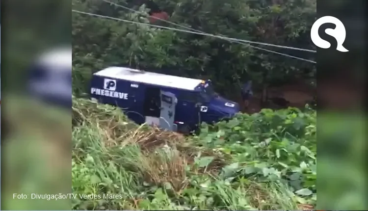 Motorista perde controle da direção e carro-forte cai em ribanceira na cidade do Crato no Ceará