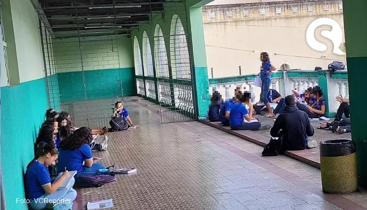 Alunos de escola estadual no São João do Tauape assistem aula nos corredores por causa do calor
